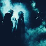 4 niepozorne ,,demony" często odwodzą nas od życia. Ich pokonanie to cenna nauka o życiu. Jak je pokonać? O tym we wpisie. Na zdjęciu mgła i postaci.