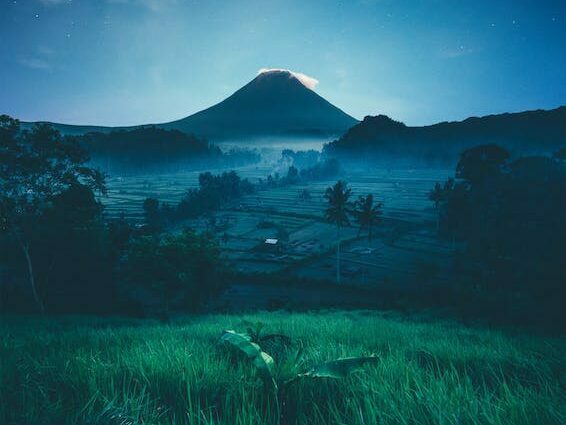Życie jest jedno, a sposobów na jego (prze)życie setki o ile nie tysiące. Jak żyć? W eseju podaję 7 wskazówek ułatwiających życie. Na zdjęciu góry o zmroku