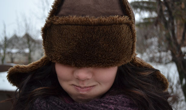 Dziewczyna w czapce zimowej uśmiecha się