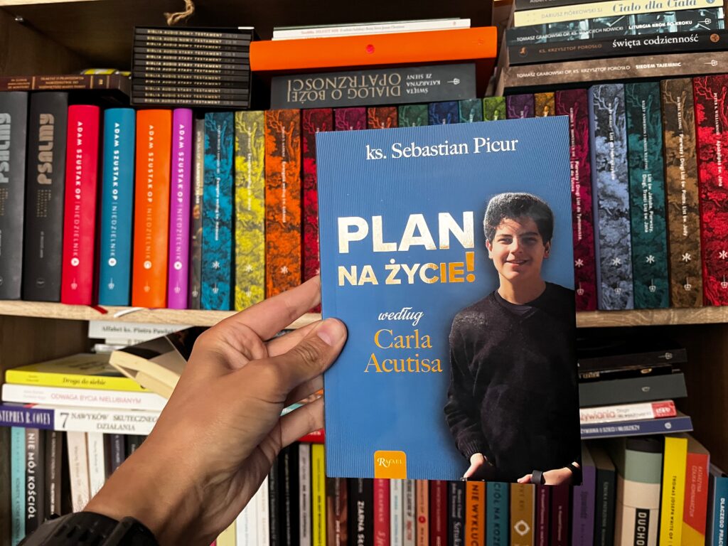Sebastian Picur - Plan na życie według Carla Acutisa recenzja, na okładce książki uśmiechnięty Carlo Acutis