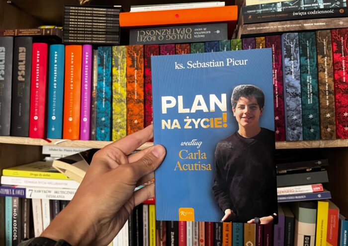 Sebastian Picur - Plan na życie według Carla Acutisa recenzja, na okładce książki uśmiechnięty Carlo Acutis