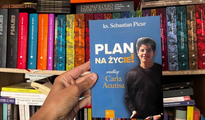 Sebastian Picur - Plan na życie według Carla Acutisa recenzja, na okładce książki uśmiechnięty Carlo Acutis