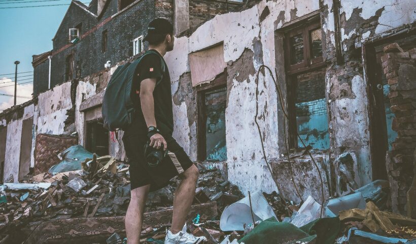 Nowy początek? Czy jest zawsze potrzebny? Na zdjęciu mężczyzna idzie przez ruiny