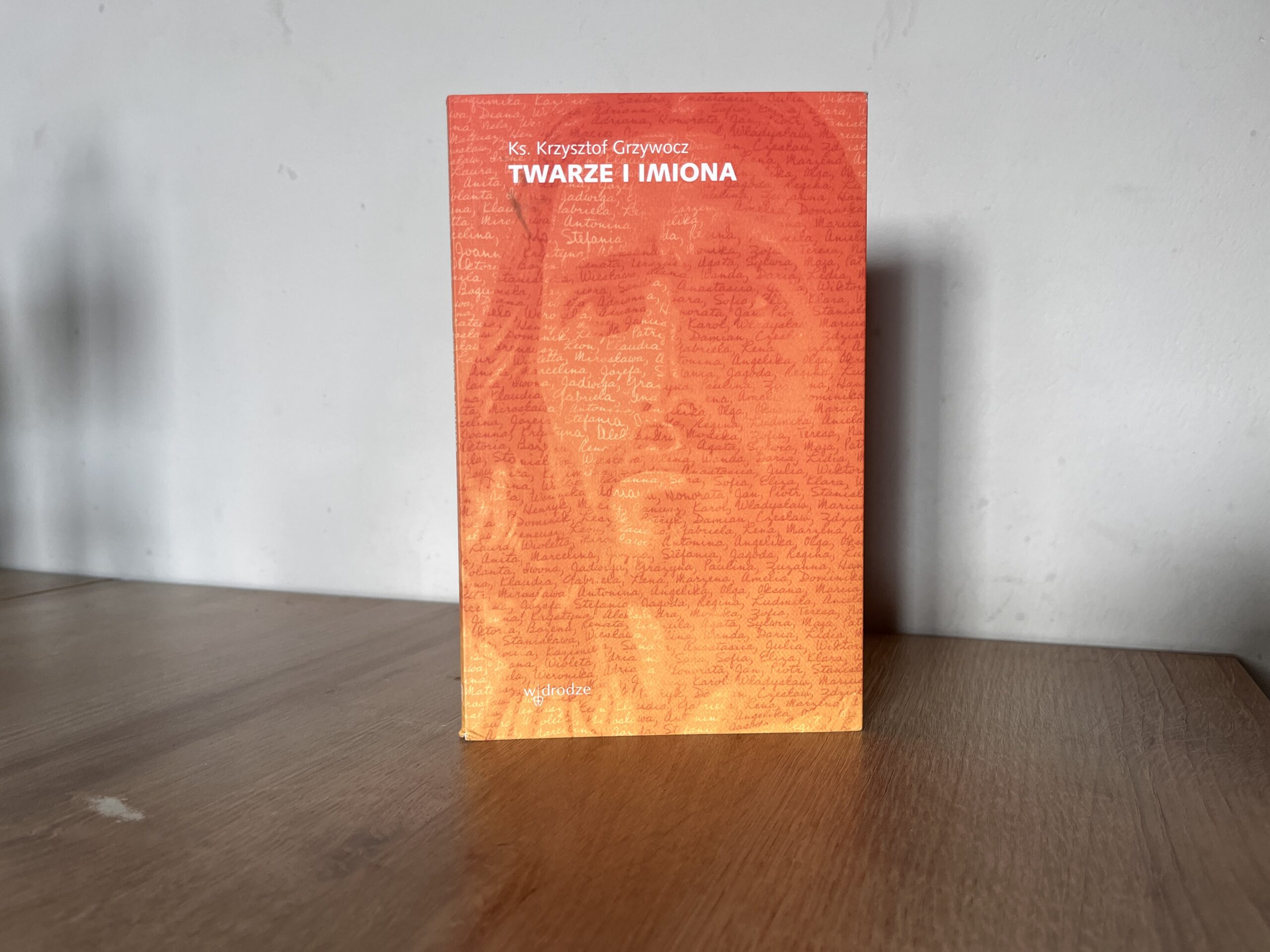 Krzysztof Grzywocz - Twarze i imiona - recenzja